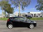 Ford Fiesta 1.25i Titanium 5-Deurs 82 PK. Distributieriem en waterpomp vervangen bij 93.000 KM !!! Prachtige kleurcombinatie !! Alle keuringen toegestaan !