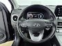 Hyundai Kona Electric EV FASHION 64 kWh | SoH 98%! | 3 FASE | WARMTEPOMP | CAMERA | CLIMA | CRUISE ADAPT. | NAVI | PRIVACY GLASS | DAKRAILING | APPLE CAR PLAY & ANDROID AUTO | DODEHOEK DETECTIE | PDC | 17'' LM VELGEN | ALL SEASONS | FABRIEKSGARANTIE GELDIG T/M 7-2028! |