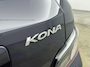 Hyundai Kona Electric EV FASHION 64 kWh | SoH 98%! | 3 FASE | WARMTEPOMP | CAMERA | CLIMA | CRUISE ADAPT. | NAVI | PRIVACY GLASS | DAKRAILING | APPLE CAR PLAY & ANDROID AUTO | DODEHOEK DETECTIE | PDC | 17'' LM VELGEN | ALL SEASONS | FABRIEKSGARANTIE GELDIG T/M 7-2028! |