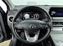 Hyundai Kona Electric EV FASHION 64 kWh | SoH 96,3%! | 3 FASE | WARMTEPOMP | CAMERA | CLIMA | CRUISE ADAPT. | NAVI | PRIVACY GLASS | DAKRAILING | APPLE CAR PLAY & ANDROID AUTO | DODEHOEK DETECTIE | PDC | 17'' LM VELGEN | ALL SEASONS | FABRIEKSGARANTIE GELDIG T/M 7-2028! |