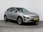 Hyundai Kona Electric EV COMFORT 64 kWh | 3 FASE | WARMTEPOMP | CAMERA | CLIMA | CRUISE ADAPT. | NAVI | PRIVACY GLASS | DAKRAILING | APPLE CAR PLAY & ADROID AUTO | PDC | 17'' LM VELGEN | ALL SEASONS |