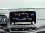 Hyundai Kona Electric EV COMFORT 64 kWh | 3 FASE | WARMTEPOMP | CAMERA | CLIMA | CRUISE ADAPT. | NAVI | PRIVACY GLASS | DAKRAILING | APPLE CAR PLAY & ADROID AUTO | PDC | 17'' LM VELGEN | ALL SEASONS |