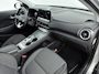 Hyundai Kona Electric EV COMFORT 64 kWh | 3 FASE | WARMTEPOMP | CAMERA | CLIMA | CRUISE ADAPT. | NAVI | PRIVACY GLASS | DAKRAILING | APPLE CAR PLAY & ADROID AUTO | PDC | 17'' LM VELGEN | ALL SEASONS |