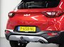 Kia Stonic 1.0 T-GDi MHEV DynamicPlusLine 100PK | AppleCarplay/AndroidAuto | Navigatie | Climate Control | Cruise Control | Trekhaak | Achteruitrijcamera | Parkeersensoren Achter | LED | 16" Lichtmetalen Velgen | DAB Ontvanger |
