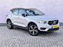 Volvo XC40 1.5 T3 R-Design | Trekhaak | Panoramadak | Harman Kardon Audio | 360 Graden Camera | Keyless Entry | Elektrische Achterklep | Elektrisch Verstelbare Voorstoelen | Stoelverwarming voor en achter | Parkeerverwarming | Cruise Control Adaptief | BLIS | Navigatie