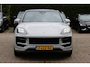 Porsche Cayenne Coupé 3.0 E-Hybrid / Panoramadak / 360Camera / Passenger Display / Softclose / Sportuitlaat / Sportdesign+Chrono / 21'' / Luchtvering / Bose / Stoelventilatie+Verwarming / Adaptieve Stoelen / Dodehoek / DAB / A