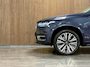 Volvo XC90 T8 AWD Recharge Inscription | Trekhaak | Head-Up Display | Harman Kardon | All Season banden | Adaptieve Cruise Control | Stoelverwarming voor + achter | Stuurwielverwarming | Full LED meesturende koplampen | Schuifdak | Pilot Assist | BLIS Dode Hoek Detectie | Standkachel met Volvo On Call App | Parkeercamera | Elektrische voorstoelen geheugen | Lederen bekleding | Zitting verlenging voorstoelen | 20 Inch | Keyless Drive | Parkeersensoren voor+achter | Elektrisch bedienbare achterklep | Geïntegreerde zongordijnen achterportieren | 7-Persoons | 4-Zone Climate Control | Draadloos telefoon opladen | DAB Radio | Apple Carplay/Android Auto | Volvo On Call met mobiele App functie | Denim Blue Metallic |
