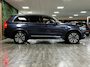 Volvo XC90 T8 AWD Recharge Inscription | Trekhaak | Head-Up Display | Harman Kardon | All Season banden | Adaptieve Cruise Control | Stoelverwarming voor + achter | Stuurwielverwarming | Full LED meesturende koplampen | Schuifdak | Pilot Assist | BLIS Dode Hoek Detectie | Standkachel met Volvo On Call App | Parkeercamera | Elektrische voorstoelen geheugen | Lederen bekleding | Zitting verlenging voorstoelen | 20 Inch | Keyless Drive | Parkeersensoren voor+achter | Elektrisch bedienbare achterklep | Geïntegreerde zongordijnen achterportieren | 7-Persoons | 4-Zone Climate Control | Draadloos telefoon opladen | DAB Radio | Apple Carplay/Android Auto | Volvo On Call met mobiele App functie | Denim Blue Metallic |