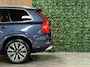 Volvo XC90 T8 AWD Recharge Inscription | Trekhaak | Head-Up Display | Harman Kardon | All Season banden | Adaptieve Cruise Control | Stoelverwarming voor + achter | Stuurwielverwarming | Full LED meesturende koplampen | Schuifdak | Pilot Assist | BLIS Dode Hoek Detectie | Standkachel met Volvo On Call App | Parkeercamera | Elektrische voorstoelen geheugen | Lederen bekleding | Zitting verlenging voorstoelen | 20 Inch | Keyless Drive | Parkeersensoren voor+achter | Elektrisch bedienbare achterklep | Geïntegreerde zongordijnen achterportieren | 7-Persoons | 4-Zone Climate Control | Draadloos telefoon opladen | DAB Radio | Apple Carplay/Android Auto | Volvo On Call met mobiele App functie | Denim Blue Metallic |