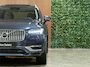 Volvo XC90 T8 AWD Recharge Inscription | Trekhaak | Head-Up Display | Harman Kardon | All Season banden | Adaptieve Cruise Control | Stoelverwarming voor + achter | Stuurwielverwarming | Full LED meesturende koplampen | Schuifdak | Pilot Assist | BLIS Dode Hoek Detectie | Standkachel met Volvo On Call App | Parkeercamera | Elektrische voorstoelen geheugen | Lederen bekleding | Zitting verlenging voorstoelen | 20 Inch | Keyless Drive | Parkeersensoren voor+achter | Elektrisch bedienbare achterklep | Geïntegreerde zongordijnen achterportieren | 7-Persoons | 4-Zone Climate Control | Draadloos telefoon opladen | DAB Radio | Apple Carplay/Android Auto | Volvo On Call met mobiele App functie | Denim Blue Metallic |