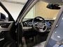 Volvo XC90 T8 AWD Recharge Inscription | Trekhaak | Head-Up Display | Harman Kardon | All Season banden | Adaptieve Cruise Control | Stoelverwarming voor + achter | Stuurwielverwarming | Full LED meesturende koplampen | Schuifdak | Pilot Assist | BLIS Dode Hoek Detectie | Standkachel met Volvo On Call App | Parkeercamera | Elektrische voorstoelen geheugen | Lederen bekleding | Zitting verlenging voorstoelen | 20 Inch | Keyless Drive | Parkeersensoren voor+achter | Elektrisch bedienbare achterklep | Geïntegreerde zongordijnen achterportieren | 7-Persoons | 4-Zone Climate Control | Draadloos telefoon opladen | DAB Radio | Apple Carplay/Android Auto | Volvo On Call met mobiele App functie | Denim Blue Metallic |