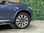 Volvo XC90 T8 AWD Recharge Inscription | Trekhaak | Head-Up Display | Harman Kardon | All Season banden | Adaptieve Cruise Control | Stoelverwarming voor + achter | Stuurwielverwarming | Full LED meesturende koplampen | Schuifdak | Pilot Assist | BLIS Dode Hoek Detectie | Standkachel met Volvo On Call App | Parkeercamera | Elektrische voorstoelen geheugen | Lederen bekleding | Zitting verlenging voorstoelen | 20 Inch | Keyless Drive | Parkeersensoren voor+achter | Elektrisch bedienbare achterklep | Geïntegreerde zongordijnen achterportieren | 7-Persoons | 4-Zone Climate Control | Draadloos telefoon opladen | DAB Radio | Apple Carplay/Android Auto | Volvo On Call met mobiele App functie | Denim Blue Metallic |