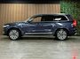 Volvo XC90 T8 AWD Recharge Inscription | Trekhaak | Head-Up Display | Harman Kardon | All Season banden | Adaptieve Cruise Control | Stoelverwarming voor + achter | Stuurwielverwarming | Full LED meesturende koplampen | Schuifdak | Pilot Assist | BLIS Dode Hoek Detectie | Standkachel met Volvo On Call App | Parkeercamera | Elektrische voorstoelen geheugen | Lederen bekleding | Zitting verlenging voorstoelen | 20 Inch | Keyless Drive | Parkeersensoren voor+achter | Elektrisch bedienbare achterklep | Geïntegreerde zongordijnen achterportieren | 7-Persoons | 4-Zone Climate Control | Draadloos telefoon opladen | DAB Radio | Apple Carplay/Android Auto | Volvo On Call met mobiele App functie | Denim Blue Metallic |