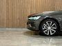Volvo V60 T6 AWD Recharge Bright Long Range | Adaptieve Cruise Control | Stoelverwarming voor+achter | Stuurwielverwarming | Parkeercamera | Pilot Assist | BLIS Dode Hoek Detectie | Lederen bekleding | 18 Inch | Google Infotainment | Keyless Drive | Parkeersensoren voor+achter | Privacy Glass | Elektrisch bedienbare achterklep | Automatisch dimmende binnen en buitenspiegels | DAB Radio | Apple Carplay/Android Auto | Volvo On Call met mobiele App functie | Platinum Grey Metallic |
