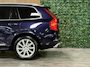 Volvo XC90 T6 AWD Inscription | Uniek! | Trekhaak | Stoelventilatie | 360 Camera | Head-Up Display | All Season banden | Stoelmassage | 320pk | Adaptieve Cruise Control | Stoelverwarming | 20 Inch | Full LED Meesturende koplampen | Pilot Assist | BLIS Dode Hoek Detectie | Nappa Lederen bekleding | Zitting verlenging voorstoelen | Keyless Drive | Parkeersensoren voor+achter | Elektrisch bedienbare achterklep | Verlichte instaplijsten | Volvo On Call met mobiele App functie | Denim Blue Metallic |