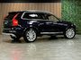 Volvo XC90 T6 AWD Inscription | Uniek! | Trekhaak | Stoelventilatie | 360 Camera | Head-Up Display | All Season banden | Stoelmassage | 320pk | Adaptieve Cruise Control | Stoelverwarming | 20 Inch | Full LED Meesturende koplampen | Pilot Assist | BLIS Dode Hoek Detectie | Nappa Lederen bekleding | Zitting verlenging voorstoelen | Keyless Drive | Parkeersensoren voor+achter | Elektrisch bedienbare achterklep | Verlichte instaplijsten | Volvo On Call met mobiele App functie | Denim Blue Metallic |