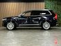 Volvo XC90 T6 AWD Inscription | Uniek! | Trekhaak | Stoelventilatie | 360 Camera | Head-Up Display | All Season banden | Stoelmassage | 320pk | Adaptieve Cruise Control | Stoelverwarming | 20 Inch | Full LED Meesturende koplampen | Pilot Assist | BLIS Dode Hoek Detectie | Nappa Lederen bekleding | Zitting verlenging voorstoelen | Keyless Drive | Parkeersensoren voor+achter | Elektrisch bedienbare achterklep | Verlichte instaplijsten | Volvo On Call met mobiele App functie | Denim Blue Metallic |