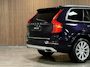 Volvo XC90 T6 AWD Inscription | Uniek! | Trekhaak | Stoelventilatie | 360 Camera | Head-Up Display | All Season banden | Stoelmassage | 320pk | Adaptieve Cruise Control | Stoelverwarming | 20 Inch | Full LED Meesturende koplampen | Pilot Assist | BLIS Dode Hoek Detectie | Nappa Lederen bekleding | Zitting verlenging voorstoelen | Keyless Drive | Parkeersensoren voor+achter | Elektrisch bedienbare achterklep | Verlichte instaplijsten | Volvo On Call met mobiele App functie | Denim Blue Metallic |