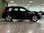 Volvo XC40 Recharge Plus | Trekhaak | All Season banden | Adaptieve Cruise Control | Stoel en Stuurwielverwarming | 19 inch | Parkeercamera | Pilot Assist | BLIS Dode Hoek Detectie | Textiel City Canvas bekleding | Zitting verlenging voorstoelen | Google Infotainment | Keyless Drive | Parkeersensoren voor+achter | Warmtepomp | Privacy Glass | Elektrisch bedienbare achterklep | DAB Radio | Apple Carplay/Android Auto | Draadloos telefoon opladen | Volvo On Call met mobiele App functie |