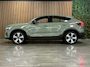 Volvo C40 Recharge Plus 69 kWh | All-season banden | Parkeercamera | Adaptieve Cruise Control | Pilot Assist | Stoel en Stuurwielverwarming | Panoramadak | 19 Inch | Zitting verlenging voorstoelen | BLIS Dode Hoek Detectie | Warmtepomp | Google Infotainment | Keyless Drive | Privacy Glass | Parkeersensoren voor+achter | Elektrisch bedienbare achterklep | Alarm Klasse III | DAB Radio | Apple Carplay/Android Auto | Volvo On Call met mobiele App functie | Sage Green Metallic |
