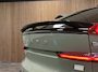 Volvo C40 Recharge Plus 69 kWh | All-season banden | Parkeercamera | Adaptieve Cruise Control | Pilot Assist | Stoel en Stuurwielverwarming | Panoramadak | 19 Inch | Zitting verlenging voorstoelen | BLIS Dode Hoek Detectie | Warmtepomp | Google Infotainment | Keyless Drive | Privacy Glass | Parkeersensoren voor+achter | Elektrisch bedienbare achterklep | Alarm Klasse III | DAB Radio | Apple Carplay/Android Auto | Volvo On Call met mobiele App functie | Sage Green Metallic |