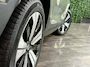 Volvo C40 Recharge Plus 69 kWh | All-season banden | Parkeercamera | Adaptieve Cruise Control | Pilot Assist | Stoel en Stuurwielverwarming | Panoramadak | 19 Inch | Zitting verlenging voorstoelen | BLIS Dode Hoek Detectie | Warmtepomp | Google Infotainment | Keyless Drive | Privacy Glass | Parkeersensoren voor+achter | Elektrisch bedienbare achterklep | Alarm Klasse III | DAB Radio | Apple Carplay/Android Auto | Volvo On Call met mobiele App functie | Sage Green Metallic |