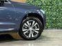 Volvo XC60 T6 AWD Recharge Bright Long Range | Trekhaak | All Season banden | Adaptieve Cruise Control | Stoelverwarming voor+achter | Stuurwielverwarming | Full LED Meesturende koplampen | Standkachel met Volvo On Call App | Pilot Assist | BLIS Dode Hoek Detectie | Lederen bekleding | Schuifdak | Parkeercamera | Google Infotainment | 18 Inch | Keyless Drive | Parkeersensoren voor+achter | Privacy Glass | Automatisch dimmende binenn en buitenspiegels | Regensensor | Climate Controle L+R | DAB Radio | Apple Carplay/Android Auto | Draadloos telefoon opladen | Volvo On Call met mobiele App functie | Denim Blue Metallic |