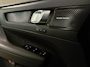 Volvo XC40 T5 Recharge Ultimate Dark | Trekhaak | Schuifdak | Harman Kardon | Parkeercamera | All Season banden | Adaptieve Cruise Control | Stoel en Stuurwielverwarming | Bestuurdersstoel elektrisch geheugen | Pilot Assist | BLIS Dode Hoek Detectie | Privacy Glass | 19 Inch | Passagiersstoel elektrisch | Microtech / alcantara bekleding met wit stiksel en bies | Zitting verlenging voorstoelen | Keyless Drive | Parkeersensoren voor+achter | Breedstralers in voorbumper | Regensensor | Elektrisch bedienbare achterklep | Automatisch dimmende binnen en buitenspiegels | Climate Control L+R | DAB Radio | Apple Carplay/Android Auto | Volvo On Call met mobiele App functie | Onyx Black Metallic |