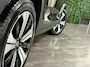 Volvo XC40 T5 Recharge Ultimate Dark | Trekhaak | Schuifdak | Harman Kardon | Parkeercamera | All Season banden | Adaptieve Cruise Control | Stoel en Stuurwielverwarming | Bestuurdersstoel elektrisch geheugen | Pilot Assist | BLIS Dode Hoek Detectie | Privacy Glass | 19 Inch | Passagiersstoel elektrisch | Microtech / alcantara bekleding met wit stiksel en bies | Zitting verlenging voorstoelen | Keyless Drive | Parkeersensoren voor+achter | Breedstralers in voorbumper | Regensensor | Elektrisch bedienbare achterklep | Automatisch dimmende binnen en buitenspiegels | Climate Control L+R | DAB Radio | Apple Carplay/Android Auto | Volvo On Call met mobiele App functie | Onyx Black Metallic |