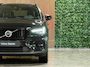 Volvo XC40 T5 Recharge Ultimate Dark | Trekhaak | Schuifdak | Harman Kardon | Parkeercamera | All Season banden | Adaptieve Cruise Control | Stoel en Stuurwielverwarming | Bestuurdersstoel elektrisch geheugen | Pilot Assist | BLIS Dode Hoek Detectie | Privacy Glass | 19 Inch | Passagiersstoel elektrisch | Microtech / alcantara bekleding met wit stiksel en bies | Zitting verlenging voorstoelen | Keyless Drive | Parkeersensoren voor+achter | Breedstralers in voorbumper | Regensensor | Elektrisch bedienbare achterklep | Automatisch dimmende binnen en buitenspiegels | Climate Control L+R | DAB Radio | Apple Carplay/Android Auto | Volvo On Call met mobiele App functie | Onyx Black Metallic |