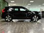 Volvo XC40 T5 Recharge Ultimate Dark | Trekhaak | Schuifdak | Harman Kardon | Parkeercamera | All Season banden | Adaptieve Cruise Control | Stoel en Stuurwielverwarming | Bestuurdersstoel elektrisch geheugen | Pilot Assist | BLIS Dode Hoek Detectie | Privacy Glass | 19 Inch | Passagiersstoel elektrisch | Microtech / alcantara bekleding met wit stiksel en bies | Zitting verlenging voorstoelen | Keyless Drive | Parkeersensoren voor+achter | Breedstralers in voorbumper | Regensensor | Elektrisch bedienbare achterklep | Automatisch dimmende binnen en buitenspiegels | Climate Control L+R | DAB Radio | Apple Carplay/Android Auto | Volvo On Call met mobiele App functie | Onyx Black Metallic |