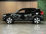 Volvo XC40 T5 Recharge Ultimate Dark | Trekhaak | Schuifdak | Harman Kardon | Parkeercamera | All Season banden | Adaptieve Cruise Control | Stoel en Stuurwielverwarming | Bestuurdersstoel elektrisch geheugen | Pilot Assist | BLIS Dode Hoek Detectie | Privacy Glass | 19 Inch | Passagiersstoel elektrisch | Microtech / alcantara bekleding met wit stiksel en bies | Zitting verlenging voorstoelen | Keyless Drive | Parkeersensoren voor+achter | Breedstralers in voorbumper | Regensensor | Elektrisch bedienbare achterklep | Automatisch dimmende binnen en buitenspiegels | Climate Control L+R | DAB Radio | Apple Carplay/Android Auto | Volvo On Call met mobiele App functie | Onyx Black Metallic |