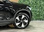 Volvo EX40 Single Motor Extended Range Plus 82 kWh | 100% SoH | 360 Camera | Trekhaak | Adaptieve Cruise Control | Stoel en Stuurwielverwarming | Pilot Assist | BLIS Dode Hoek Detectie | Microtech / Alcantara bekleding met wit stiksel en bies | Zitting verlenging voorstoelen | Google Infotainment | Warmtepomp | 19 Inch | Keyless Drive | Parkeersensoren voor+achter | Elektrisch bedienbare achterklep | DAB Radio | Apple Carplay/Android Auto | Draadloos telefoon opladen | Volvo On Call met mobiele App functie | Onyx Black Metallic |