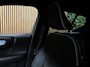 Volvo EX40 Single Motor Extended Range Plus 82 kWh | 100% SoH | 360 Camera | Trekhaak | Adaptieve Cruise Control | Stoel en Stuurwielverwarming | Pilot Assist | BLIS Dode Hoek Detectie | Microtech / Alcantara bekleding met wit stiksel en bies | Zitting verlenging voorstoelen | Google Infotainment | Warmtepomp | 19 Inch | Keyless Drive | Parkeersensoren voor+achter | Elektrisch bedienbare achterklep | DAB Radio | Apple Carplay/Android Auto | Draadloos telefoon opladen | Volvo On Call met mobiele App functie | Onyx Black Metallic |