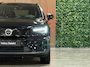 Volvo EX40 Single Motor Extended Range Plus 82 kWh | 100% SoH | 360 Camera | Trekhaak | Adaptieve Cruise Control | Stoel en Stuurwielverwarming | Pilot Assist | BLIS Dode Hoek Detectie | Microtech / Alcantara bekleding met wit stiksel en bies | Zitting verlenging voorstoelen | Google Infotainment | Warmtepomp | 19 Inch | Keyless Drive | Parkeersensoren voor+achter | Elektrisch bedienbare achterklep | DAB Radio | Apple Carplay/Android Auto | Draadloos telefoon opladen | Volvo On Call met mobiele App functie | Onyx Black Metallic |