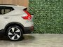 Volvo XC40 Single Motor Extended Range Ultimate 82 kWh | 100% SoH | Schuifdak | 360° Camera | All Season banden | Harman Kardon | Adaptieve Cruise Control | Bestuurdersstoel elektrisch geheugen | Stoel en Stuurwielverwarming | 19 Inch | Passagiersstoel elektrisch | Zitting verlenging voorstoelen | Pilot Assist | BLIS Dode Hoek Detectie | Warmtepomp | Google Infotainment | Keyless Drive | Parkeersensoren voor+achter | Elektrisch bedienbare achterklep | Automatisch dimmende binnen en buitenspiegels | Regensensor | Climate Controle L+R | Draadloos telefoon opladen | DAB Radio | Apple Carplay/Android Auto | Volvo On Call met mobiele App functie | Silver Dawn Metallic |