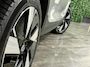 Volvo XC40 Single Motor Extended Range Ultimate 82 kWh | 100% SoH | Schuifdak | 360° Camera | All Season banden | Harman Kardon | Adaptieve Cruise Control | Bestuurdersstoel elektrisch geheugen | Stoel en Stuurwielverwarming | 19 Inch | Passagiersstoel elektrisch | Zitting verlenging voorstoelen | Pilot Assist | BLIS Dode Hoek Detectie | Warmtepomp | Google Infotainment | Keyless Drive | Parkeersensoren voor+achter | Elektrisch bedienbare achterklep | Automatisch dimmende binnen en buitenspiegels | Regensensor | Climate Controle L+R | Draadloos telefoon opladen | DAB Radio | Apple Carplay/Android Auto | Volvo On Call met mobiele App functie | Silver Dawn Metallic |