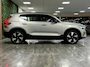 Volvo XC40 Single Motor Extended Range Ultimate 82 kWh | 100% SoH | Schuifdak | 360° Camera | All Season banden | Harman Kardon | Adaptieve Cruise Control | Bestuurdersstoel elektrisch geheugen | Stoel en Stuurwielverwarming | 19 Inch | Passagiersstoel elektrisch | Zitting verlenging voorstoelen | Pilot Assist | BLIS Dode Hoek Detectie | Warmtepomp | Google Infotainment | Keyless Drive | Parkeersensoren voor+achter | Elektrisch bedienbare achterklep | Automatisch dimmende binnen en buitenspiegels | Regensensor | Climate Controle L+R | Draadloos telefoon opladen | DAB Radio | Apple Carplay/Android Auto | Volvo On Call met mobiele App functie | Silver Dawn Metallic |