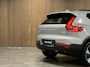 Volvo XC40 Single Motor Extended Range Ultimate 82 kWh | 100% SoH | Schuifdak | 360° Camera | All Season banden | Harman Kardon | Adaptieve Cruise Control | Bestuurdersstoel elektrisch geheugen | Stoel en Stuurwielverwarming | 19 Inch | Passagiersstoel elektrisch | Zitting verlenging voorstoelen | Pilot Assist | BLIS Dode Hoek Detectie | Warmtepomp | Google Infotainment | Keyless Drive | Parkeersensoren voor+achter | Elektrisch bedienbare achterklep | Automatisch dimmende binnen en buitenspiegels | Regensensor | Climate Controle L+R | Draadloos telefoon opladen | DAB Radio | Apple Carplay/Android Auto | Volvo On Call met mobiele App functie | Silver Dawn Metallic |
