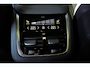 Volvo XC90 T8 Plug-in hybrid AWD Ultra Dark | High Performance Audio | Luchtvering | Massage in voorstoelen | 360° Parkeercamera | Parkeersensoren voor + achter | Panoramadak | Semi-Electrische Wegklapbare Trekhaak | Bowers & Wilkins Premium Audio | Google infotainmentr