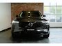 Volvo XC90 T8 Plug-in hybrid AWD Ultra Dark | High Performance Audio | Luchtvering | Massage in voorstoelen | 360° Parkeercamera | Parkeersensoren voor + achter | Panoramadak | Semi-Electrische Wegklapbare Trekhaak | Bowers & Wilkins Premium Audio | Google infotainmentr