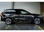 Volvo XC90 T8 Plug-in hybrid AWD Ultra Dark | High Performance Audio | Luchtvering | Massage in voorstoelen | 360° Parkeercamera | Parkeersensoren voor + achter | Panoramadak | Semi-Electrische Wegklapbare Trekhaak | Bowers & Wilkins Premium Audio | Google infotainmentr