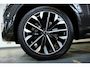 Volvo XC90 T8 Plug-in hybrid AWD Ultra Dark | High Performance Audio | Luchtvering | Massage in voorstoelen | 360° Parkeercamera | Parkeersensoren voor + achter | Panoramadak | Semi-Electrische Wegklapbare Trekhaak | Bowers & Wilkins Premium Audio | Google infotainmentr