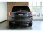 Volvo XC90 T8 Plug-in hybrid AWD Ultra Dark | High Performance Audio | Luchtvering | Massage in voorstoelen | 360° Parkeercamera | Parkeersensoren voor + achter | Panoramadak | Semi-Electrische Wegklapbare Trekhaak | Bowers & Wilkins Premium Audio | Google infotainmentr