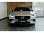 Volvo V60 T8 Plug-in hybrid AWD Plus Dark | Trekhaak | Panoramadak | Verwarmbare voorstoelen, achterbank en stuurwiel | 360 graden camera | Head-up display | Premium audio by Harman Kardon | Adaptieve cruise control | Keyless