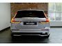 Volvo V60 T8 Plug-in hybrid AWD Plus Dark | Trekhaak | Panoramadak | Verwarmbare voorstoelen, achterbank en stuurwiel | 360 graden camera | Head-up display | Premium audio by Harman Kardon | Adaptieve cruise control | Keyless