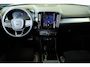 Volvo XC40 B4 Plus Dark | Panoramadak | Semi-Electrische Wegklapbare Trekhaak | Verwarmbare voorstoelen, stuurwiel en voorruit | Premium audio by Harman Kardon | Adaptieve cruise control | Keyless Entree | Parkeersensoren voor + achter | Stoelverwarming | Stuurwielverwarming |