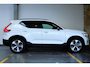 Volvo XC40 B4 Plus Dark | Panoramadak | Semi-Electrische Wegklapbare Trekhaak | Verwarmbare voorstoelen, stuurwiel en voorruit | Premium audio by Harman Kardon | Adaptieve cruise control | Keyless Entree | Parkeersensoren voor + achter | Stoelverwarming | Stuurwielverwarming |