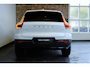 Volvo XC40 B4 Plus Dark | Panoramadak | Semi-Electrische Wegklapbare Trekhaak | Verwarmbare voorstoelen, stuurwiel en voorruit | Premium audio by Harman Kardon | Adaptieve cruise control | Keyless Entree | Parkeersensoren voor + achter | Stoelverwarming | Stuurwielverwarming |