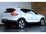 Volvo XC40 B4 Plus Dark | Panoramadak | Semi-Electrische Wegklapbare Trekhaak | Verwarmbare voorstoelen, stuurwiel en voorruit | Premium audio by Harman Kardon | Adaptieve cruise control | Keyless Entree | Parkeersensoren voor + achter | Stoelverwarming | Stuurwielverwarming |